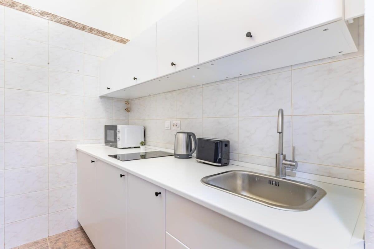 Ultra Modern For 3 Guests Apartment