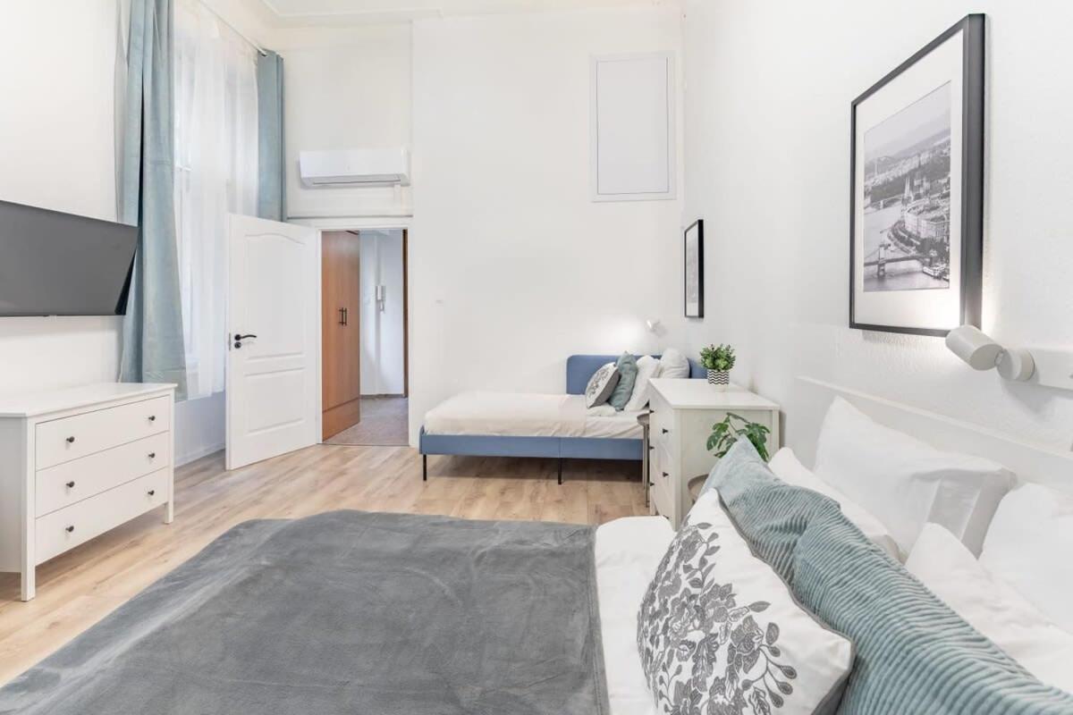 Ultra Modern For 3 Guests Apartment *